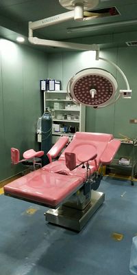 1980MM 90のDegの足車が付いている多機能の電気婦人科のObstetric配達検査のベッドのテーブル